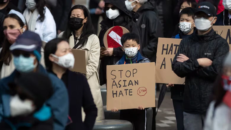 一名男孩在2023年集會中舉牌,反對仇亞。(Darryl Dyck/加拿大新聞社,轉載自 CBC)