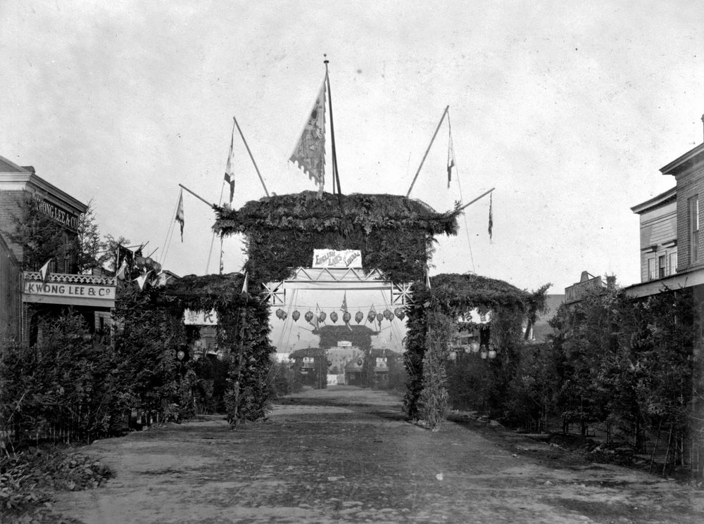 第二座華人牌樓，1876年，位於Cormorant Street（今日的Pandora Avenue）。(Royal BC Museum, BC Archives, E-01926)
