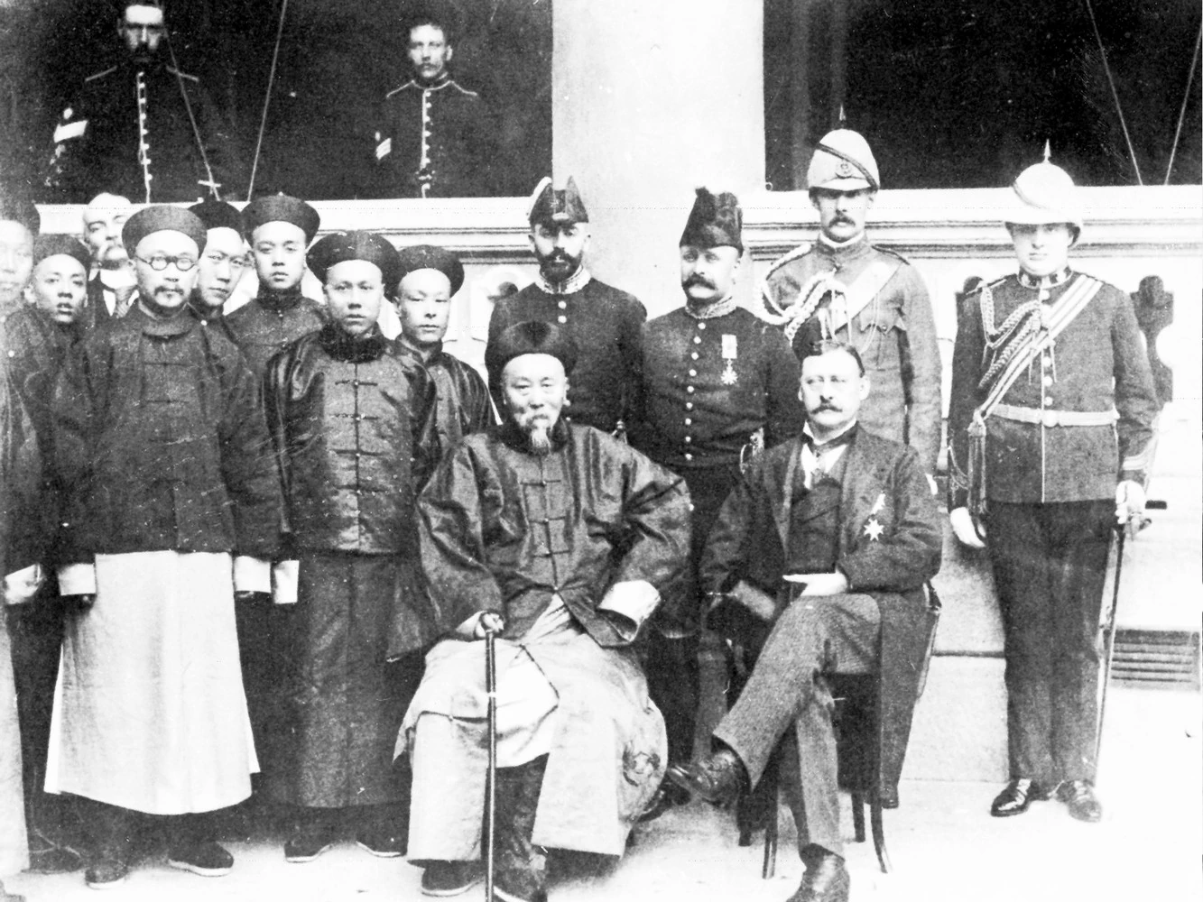李鴻章與亨利·亞瑟·卜力克於1900年1月拍攝的照片（根據維基）