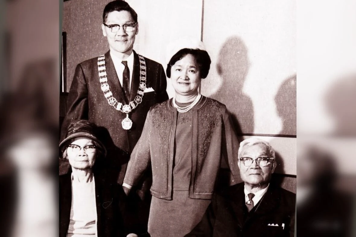 吳榮添佩戴市長飾鏈。（甘露市博物館與檔案館，經CBC）
