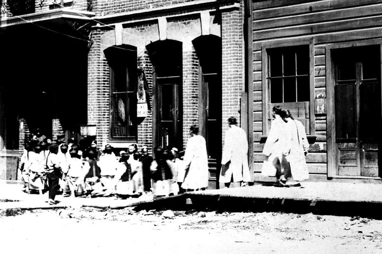Chinese schoolchildren going to school in Victoria, BC (BC Archives, Item A-06693; Canadashistory.ca)